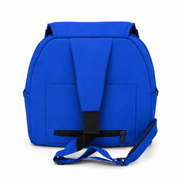 Un sac à dos à bandoulière bleu vif montré de l’arrière, avec une sangle verticale centrale avec un connecteur noir, une poche horizontale zippée, des poches latérales et une sangle d’épaule bleue amovible, photographié sur un fond blanc épuré.
