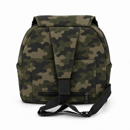 Un sac à dos à bandoulière camouflage dans les tons de vert, brun et noir, avec une poche avant avec fermeture à rabat et une épaulette noire détachable, illustré sur un fond blanc uni.