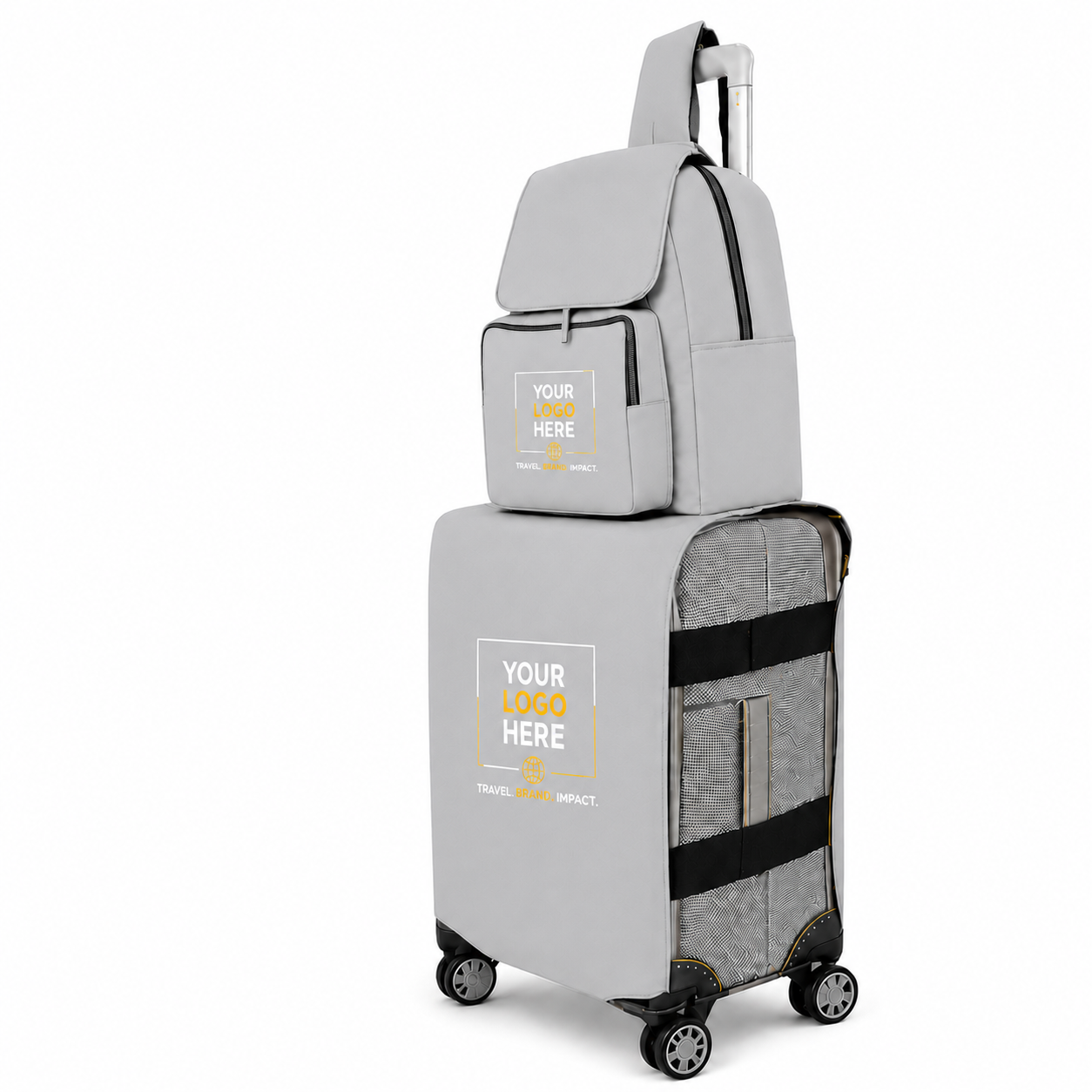Un ensemble de bagages gris clair comprenant une valise à roulettes, un sac à dos assorti et un bagage à main, tous arborant un écusson personnalisable « VOTRE LOGO ICI » sur le devant. La valise a un extérieur gris bourré avec des panneaux latéraux en maille noire et des roues noires.