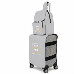 Un ensemble de bagages gris clair comprenant une valise à roulettes, un sac à dos assorti et un bagage à main, tous arborant un écusson personnalisable « VOTRE LOGO ICI » sur le devant. La valise a un extérieur gris bourré avec des panneaux latéraux en maille noire et des roues noires.