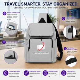 Un sac à dos de voyage Luggage wrap gris clair montré sur une table en bois avec un fond de bureau flou. L’image comprend des cercles d’affichage et des étiquettes textuelles indiquant des éléments comme la poche à rabat avant, les poches latérales, la poche à fermeture éclair avant, la sangle d’épaule ajustable et la durabilité, ainsi que des icônes de caractéristiques en bas.