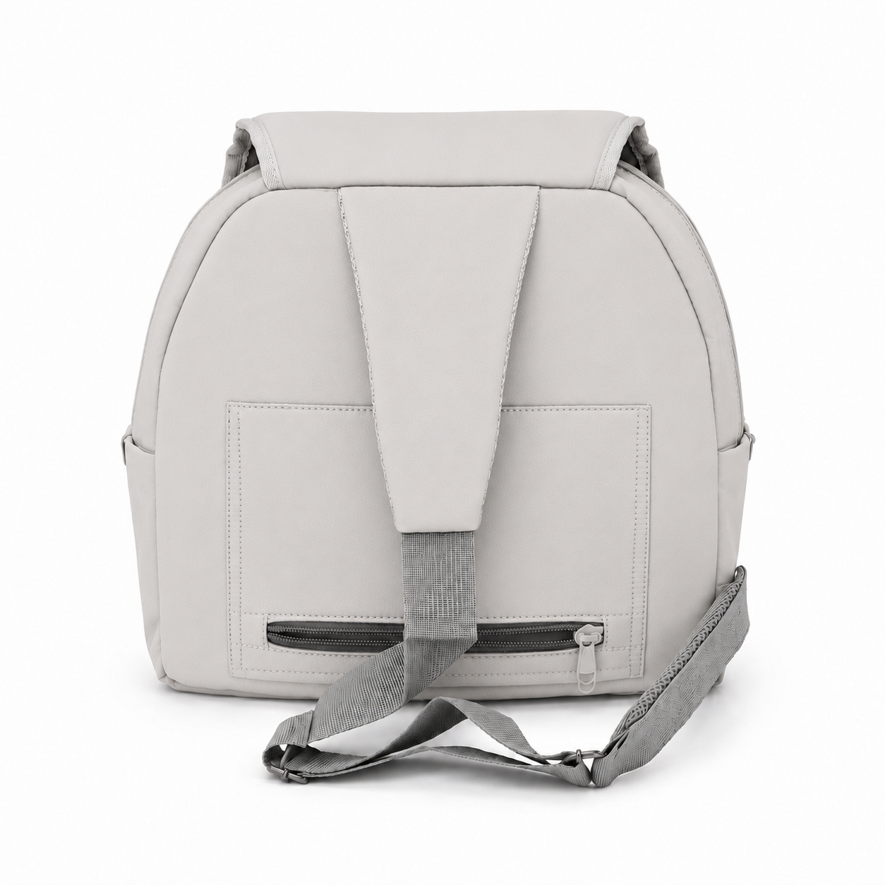Un sac à dos gris clair avec un rabat vertical à l’avant, une poche avant et une sangle d’épaule amovible, illustré sur un fond blanc uni.
