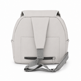 Un sac à dos gris clair avec un rabat vertical à l’avant, une poche avant et une sangle d’épaule amovible, illustré sur un fond blanc uni.