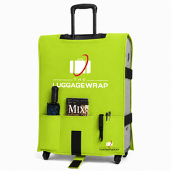 Funda verde para maletas con bolsillos y ruedas sobre fondo blanco
