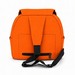 Sac à dos orange vif vu de dos, doté d'une bretelle verticale, d'une poche zippée sur le devant et d'une bandoulière noire, photographié sur un fond blanc uni.