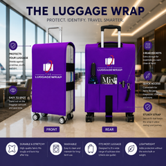 Funda morada para maleta, vista frontal y trasera, con detalles resaltados sobre un fondo difuminado de un aeropuerto