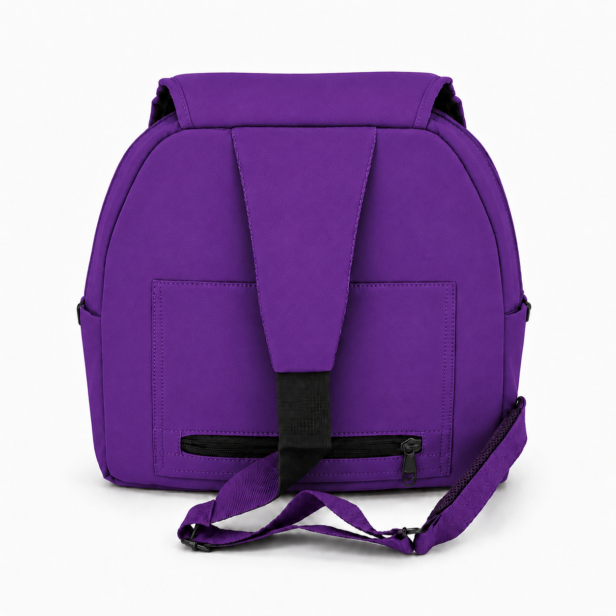 Un sac à dos à bandoulière violet visible à l’arrière, avec une grande sangle verticale, une poche coulisse à l’avant et une fermeture éclair noire, sur fond blanc uni.