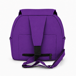 Un sac à dos à bandoulière violet visible à l’arrière, avec une grande sangle verticale, une poche coulisse à l’avant et une fermeture éclair noire, sur fond blanc uni.