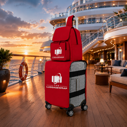 Une valise à roulettes rouge avec un emballage à bagages rouge, avec un sac à dos de voyage assorti empilé dessus, utilisant la poche arrière de passage, posée sur le pont d’un navire de croisière au coucher du soleil. Les sacs portent des logos imprimés en blanc et un texte disant « THE LUGGAGEWRAP ».