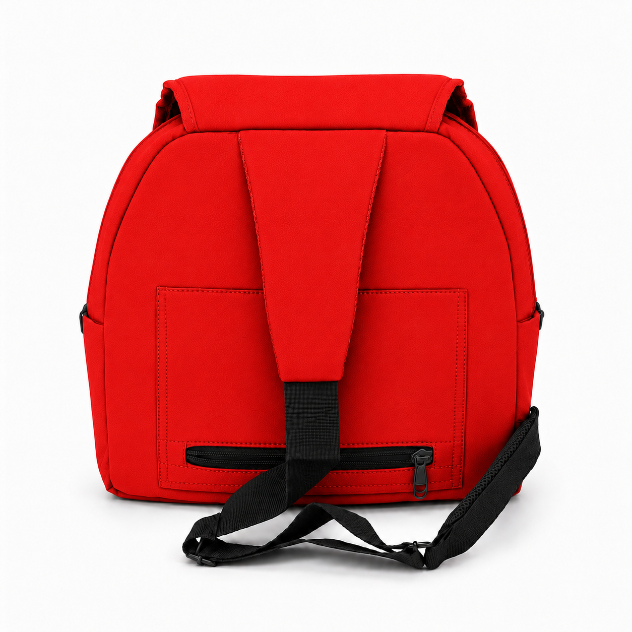 Un sac à dos rouge vif visible à l’arrière, avec une bretelle noire ajustable et une fermeture éclair noire sur la poche avant inférieure, posé sur un fond blanc uni.