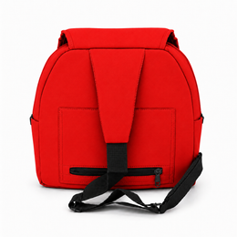 Un sac à dos rouge vif visible à l’arrière, avec une bretelle noire ajustable et une fermeture éclair noire sur la poche avant inférieure, posé sur un fond blanc uni.
