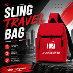 Bolso de viaje rojo tipo bandolera con el logotipo de «The Luggagewrap» sobre un fondo con un paisaje urbano.